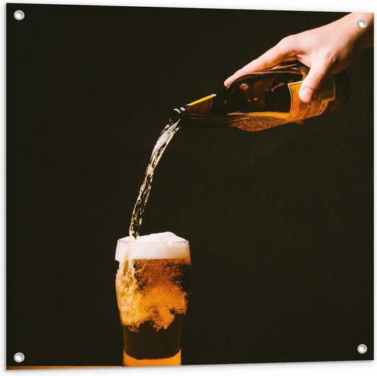 Tuinposter – Bier - Bierglas - Drank - Drinken - Schenken - Hand - Bierflesje - 80x80 cm Foto op Tuinposter (wanddecoratie voor buiten en binnen)