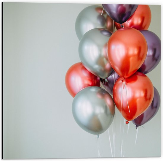Dibond - Ballonnen - Metallic - Rood - Paars - Zilver - 50x50 cm Foto op Aluminium (Wanddecoratie van metaal)