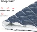 Dikke, gewatteerde stof in donkerblauw met ruitpatroon en witte vulling. Tekst: 'Keep warm', 'breathable', 'sweat', 'soft', 'stain resistant'.