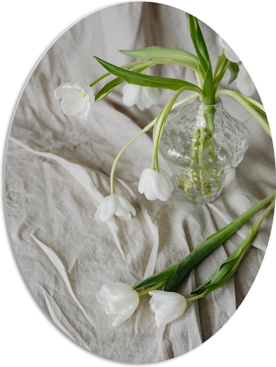 PVC Schuimplaat Ovaal - Witte Bloemen in Vaas op Wit Laken - 51x68 cm Foto op Ovaal (Met Ophangsysteem)