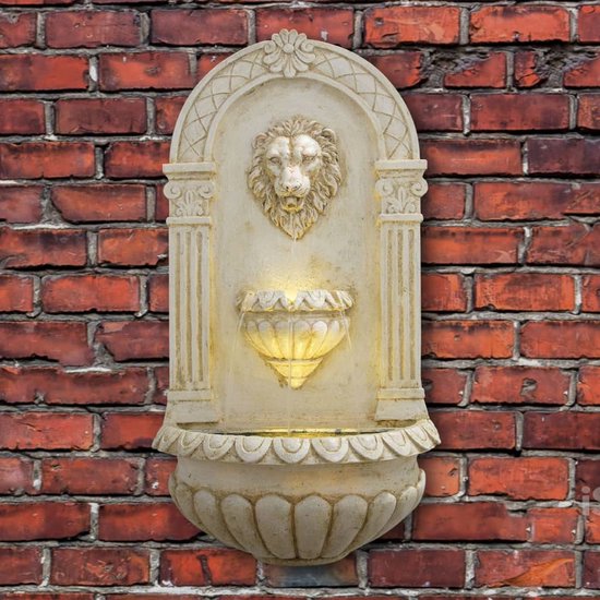 Wandfontein met leeuwenkop, bak met water, verlichting, tegen bakstenen muur.