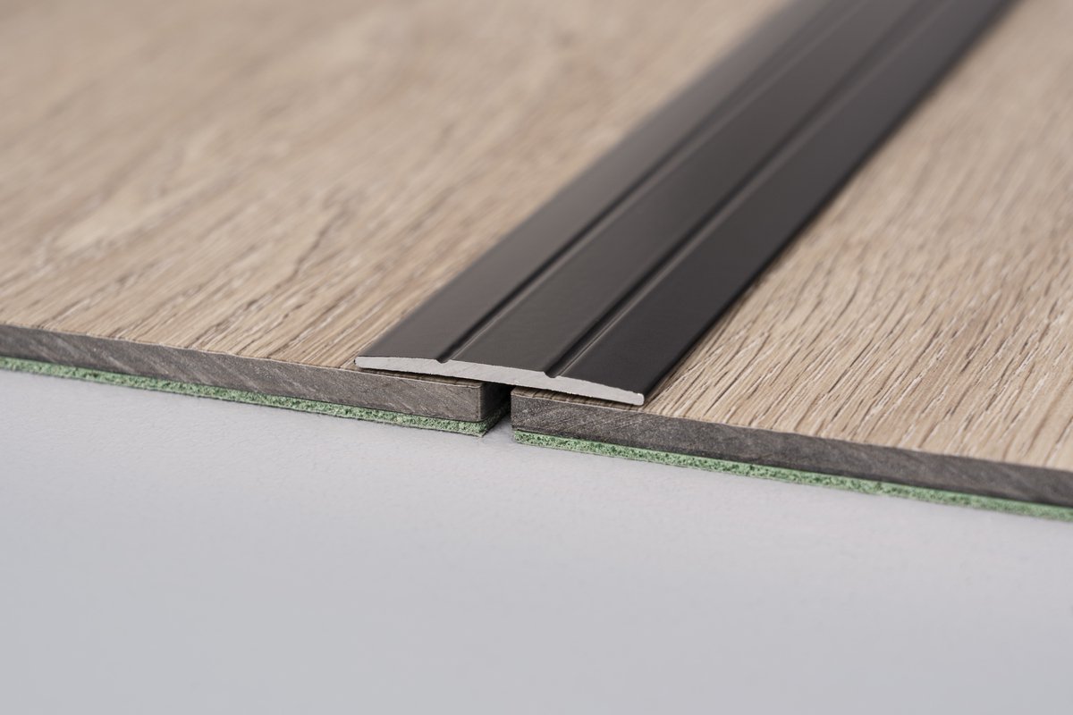 Zelfklevend dorpelprofiel - overgangsprofiel - kleur zwart RAL 9005 - 38 mm breedte - hoogte 2,5 mm - lengte 3 meter