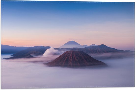 Vlag - Hoge Bergtoppen boven het Wolkendek - 60x40 cm Foto op Polyester Vlag