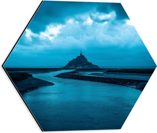 Dibond Hexagon - Water - Stenen - Eilandje - Wolken - Blauw - 40x34.8 cm Foto op Hexagon (Met Ophangsysteem)