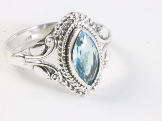Fijne bewerkte zilveren ring met blauwe topaas - maat 19