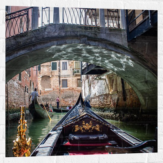 Muursticker - Traditionele Italiaanse Gondel door de Wateren van Venetië - 80x80 cm Foto op Muursticker