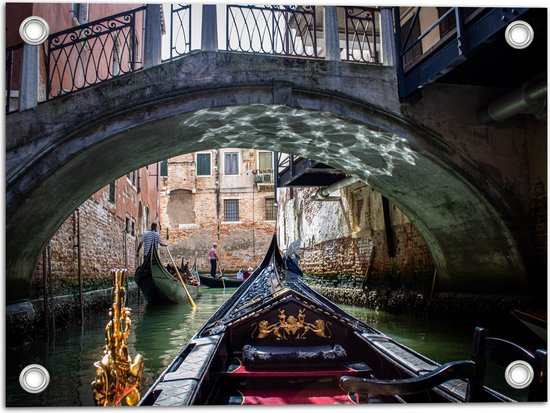 Tuinposter – Traditionele Italiaanse Gondel door de Wateren van Venetië - 40x30 cm Foto op Tuinposter (wanddecoratie voor buiten en binnen)