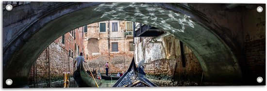 Tuinposter – Traditionele Italiaanse Gondel door de Wateren van Venetië - 90x30 cm Foto op Tuinposter (wanddecoratie voor buiten en binnen)