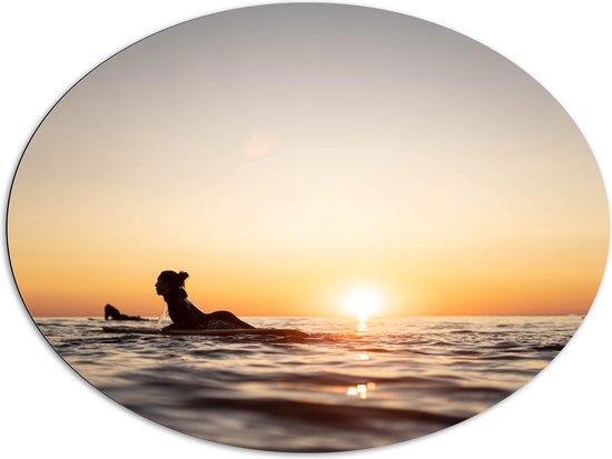 Dibond Ovaal - Zee - Zonsondergang - Surfplank - Surfers - Hobby - 108x81 cm Foto op Ovaal (Met Ophangsysteem)
