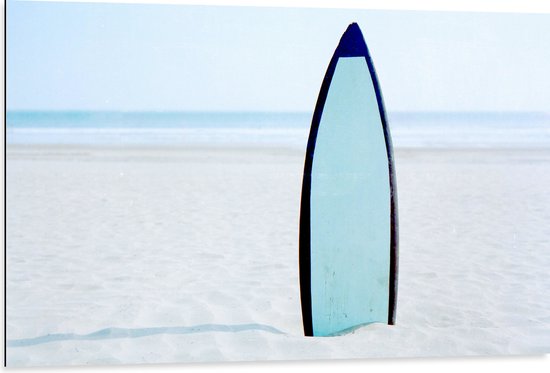 Dibond - Zee - Strand - Zand - Surfen - Surfplank - Hobby - 105x70 cm Foto op Aluminium (Met Ophangsysteem)