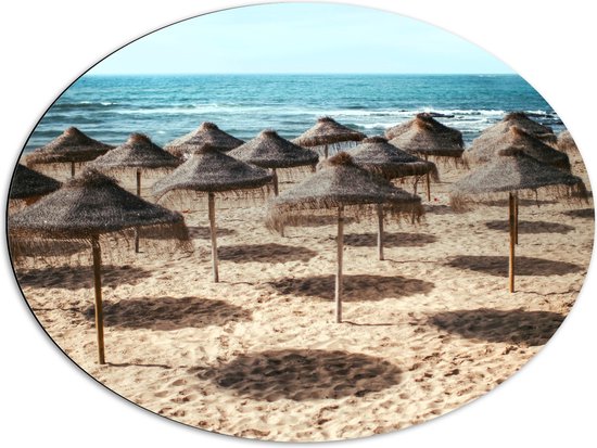 Dibond Ovaal - Zee - Strand - Zand - Parasols - 80x60 cm Foto op Ovaal (Met Ophangsysteem)