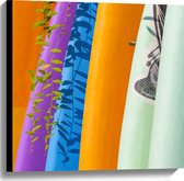 Canvas - Rij Verschillende Kleuren Surfboards - 60x60 cm Foto op Canvas Schilderij (Wanddecoratie op Canvas)