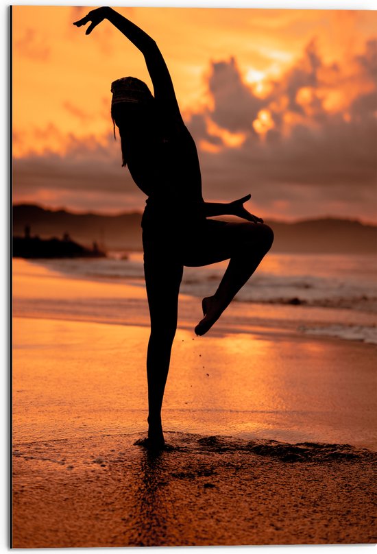 Dibond - Silhouet van Ballet Danseres op het Strand tijdens Zonsondergang - 50x75 cm Foto op Aluminium (Met Ophangsysteem)