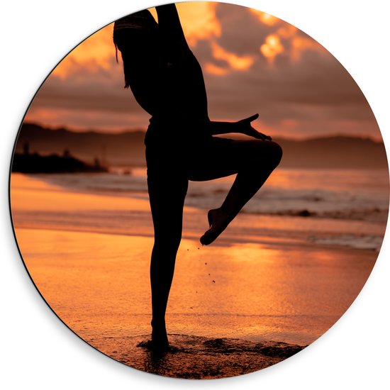 Dibond Muurcirkel - Silhouet van Ballet Danseres op het Strand tijdens Zonsondergang - 50x50 cm Foto op Aluminium Muurcirkel (met ophangsysteem)