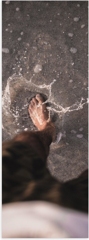 Poster Glanzend – Persoon - Voeten - Zee - Strand - Zand - Water - 40x120 cm Foto op Posterpapier met Glanzende Afwerking