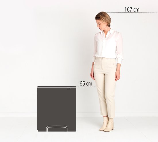 Une femme de 167 cm à côté de la poubelle Brabantia Bo crème de 65 cm de haut.