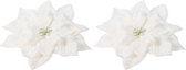 2x Kerstboomversiering op clip witte besneeuwde bloem 15 cm - kerstboom decoratie - witte kerstversieringen