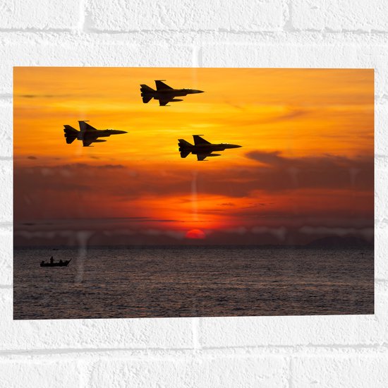 Muursticker - Silhouet van Straaljagers boven de Zee tijdens Zonsondergang - 40x30 cm Foto op Muursticker
