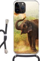 Geschikt voorApple Iphone 14 Pro Max - Crossbody Case - Olifant - Dieren - Bos - Bomen - Siliconen - Crossbody - Backcover met Koord - Telefoonhoesje met koord - Hoesje met touw