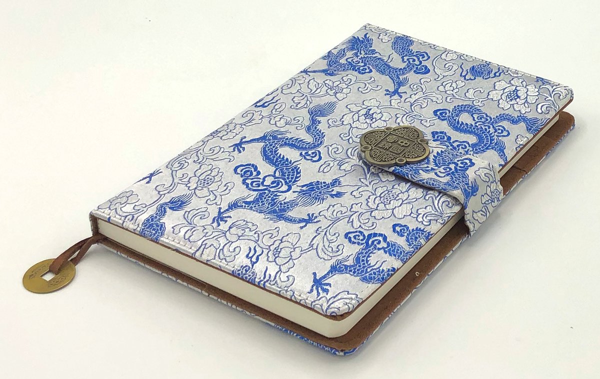 Dagboek -Notebook Chinese Yun Brocade - Journal - Draak licht blauw - Hardcover met magneet slot - 22 x 15 cm.