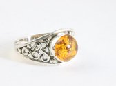 Fijne opengewerkte zilveren ring met amber - maat 15.5