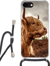 Hoesje met koord Geschikt voor iPhone 7 - Schotse Hooglander - Struik - Heide - Siliconen - Crossbody - Backcover met Koord - Telefoonhoesje met koord - Hoesje met touw