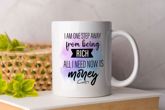 Mok I'm a step away from being rich all I need now is money - motivatie - liefde - cadeau - gevoelens - zelfliefde - love - tas koffie - cup of coffee
