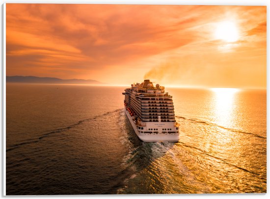 PVC Schuimplaat - Wegvarend Cruiseschip naar de Zon bij de Horizon - 40x30 cm Foto op PVC Schuimplaat (Met Ophangsysteem)