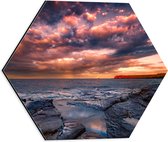 Dibond Hexagon - Water - Zee - Stenen - Lucht - Wolken - 40x34.8 cm Foto op Hexagon (Met Ophangsysteem)