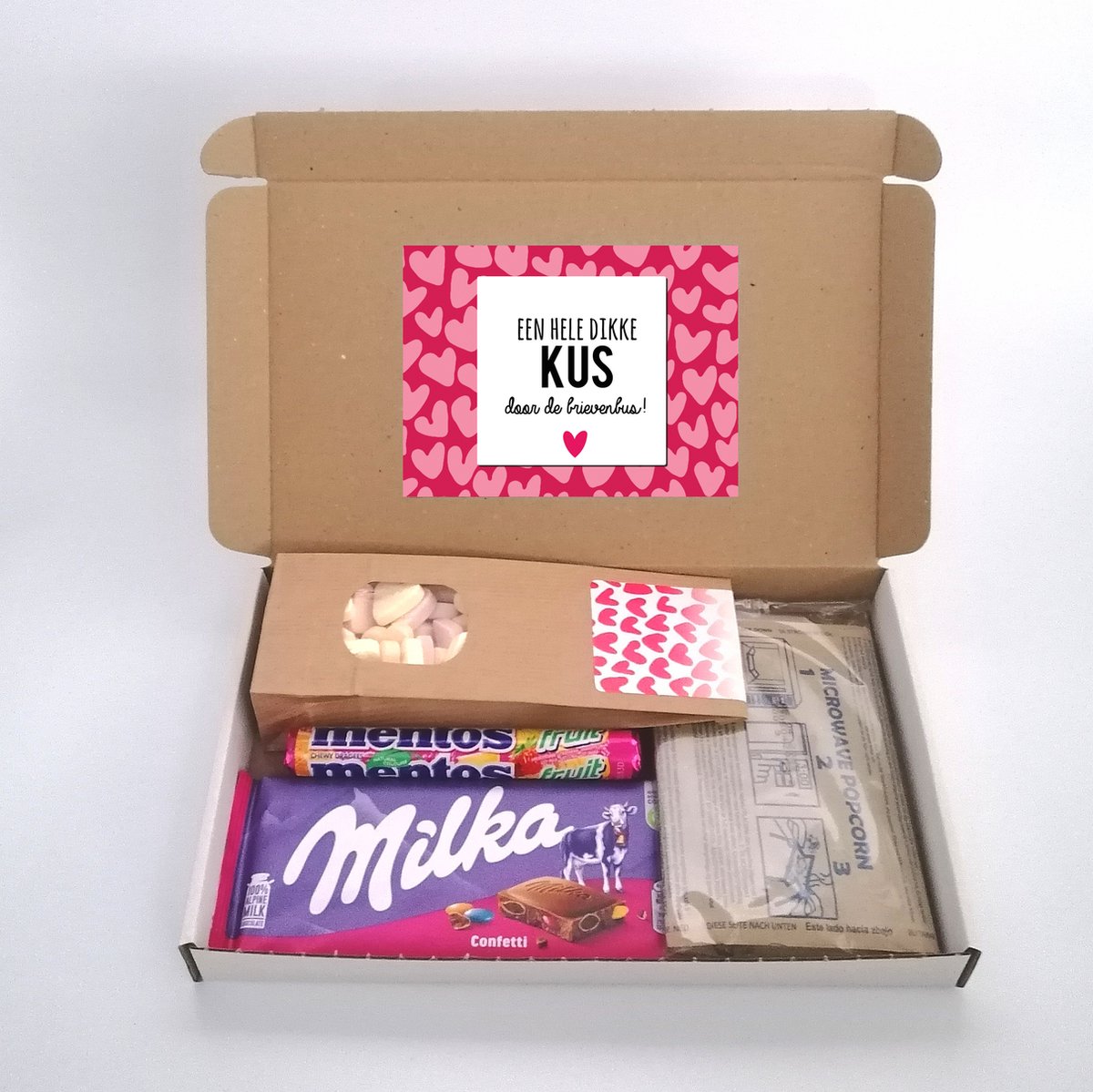 Kus door de brievenbus - brievenbuscadeau - Milka confetti chocolade - Popcorn - Mentos - Hartjes - Lief cadeau - Lekker & Zoet