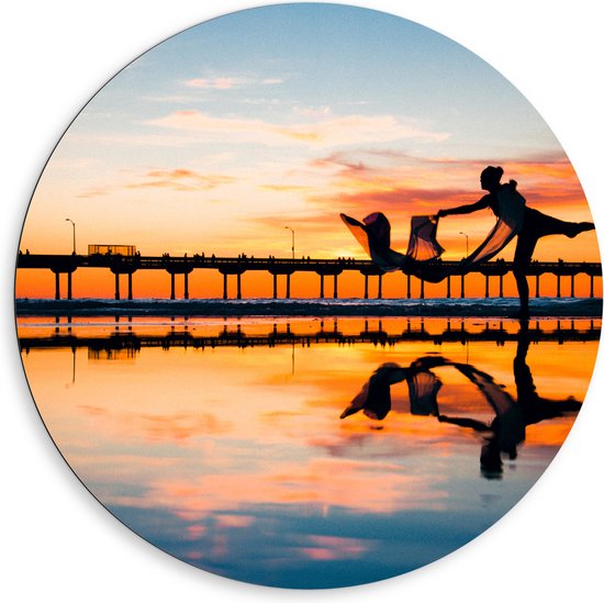 Dibond Muurcirkel - Persoon - Water - Dansen - Brug - Lucht - 80x80 cm Foto op Aluminium Muurcirkel (met ophangsysteem)