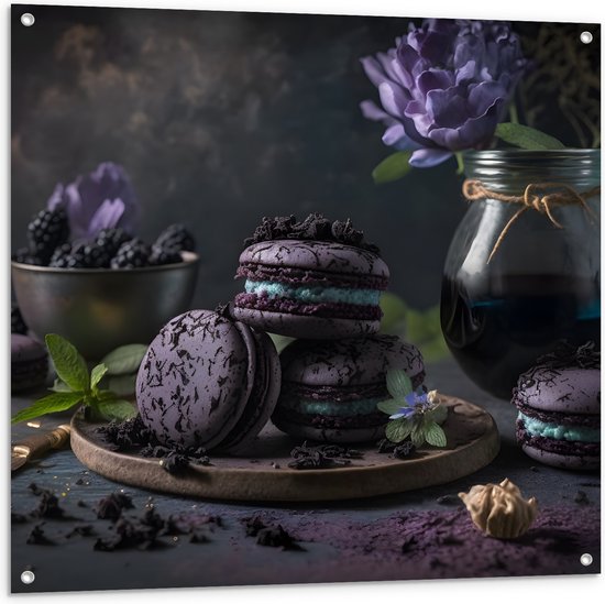 Tuinposter – Tafereel van Paarse Macarons met Blauwe Vulling langs Vaas met Paarse Bloemen - 100x100 cm Foto op Tuinposter (wanddecoratie voor buiten en binnen)