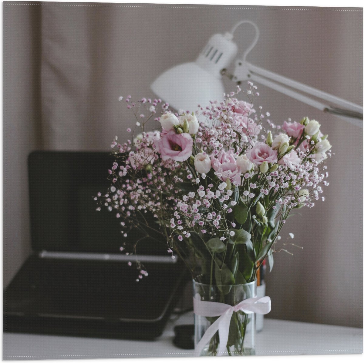 Vlag - Bloemen - Boeket - Water - Strik - Lamp - Telefoon - Bureau - Laptop - 50x50 cm Foto op Polyester Vlag