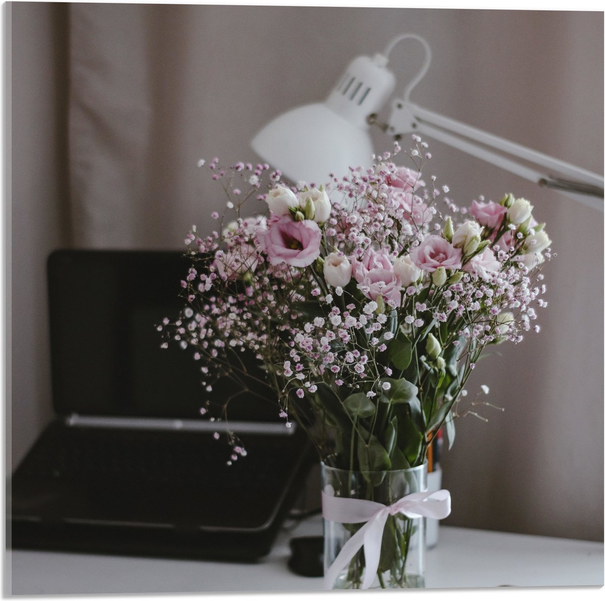 Acrylglas - Bloemen - Boeket - Water - Strik - Lamp - Telefoon - Bureau - Laptop - 50x50 cm Foto op Acrylglas (Wanddecoratie op Acrylaat)