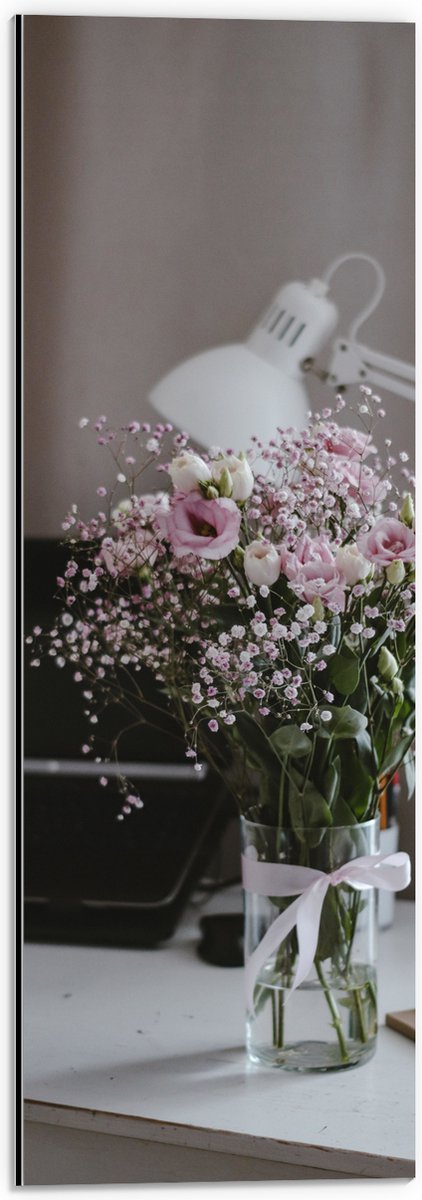 Dibond - Bloemen - Boeket - Water - Strik - Lamp - Telefoon - Bureau - Laptop - 20x60 cm Foto op Aluminium (Met Ophangsysteem)