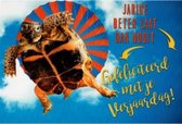 Jarige, beter laat dan nooit! Gefeliciteerd met je verjaardag! Een grappige kaart met een schildpad in de lucht. Een dubbele wenskaart inclusief envelop en in folie verpakt.