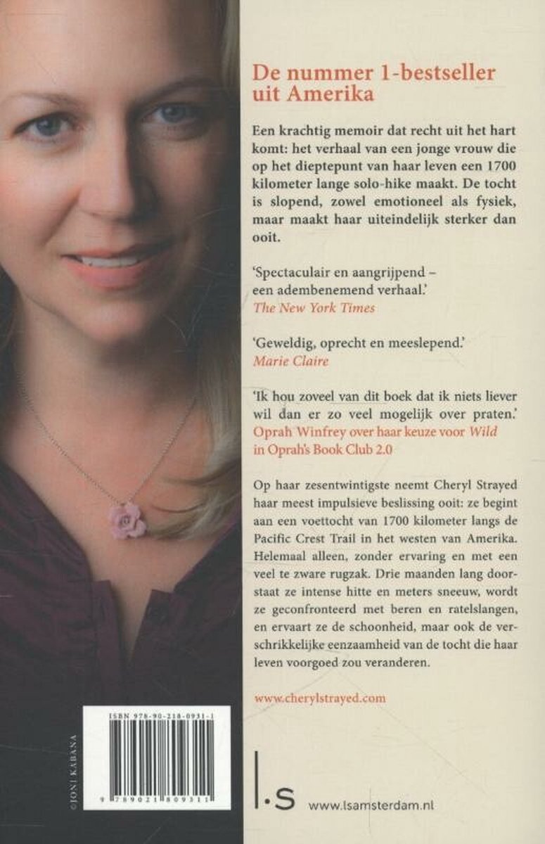 De achterkant van het boek 'Wild' toont een portret van de auteur Cheryl Strayed, met een roze bloemenketting om haar nek.