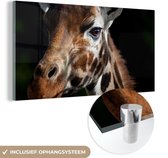 MuchoWow® Glasschilderij 160x80 cm - Schilderij acrylglas - Giraffe - Licht - Zwart - Foto op glas - Schilderijen