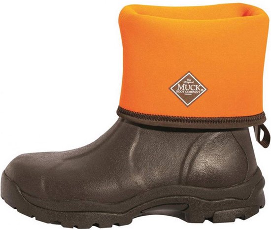 Bruine Muck Boot outdoorlaars met een feloranje schacht en het Muck Boot Company logo.