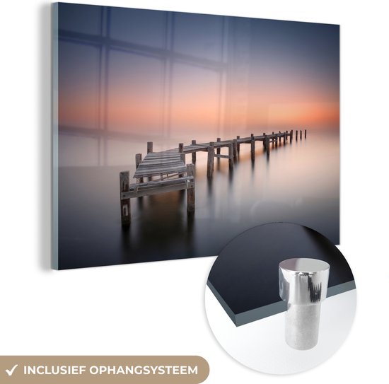 Glasschilderij - Steiger - Zonsondergang - Water - Oranje - Foto op glas - Muurdecoratie - 90x60 cm - Glazen plaat - Schilderij glas