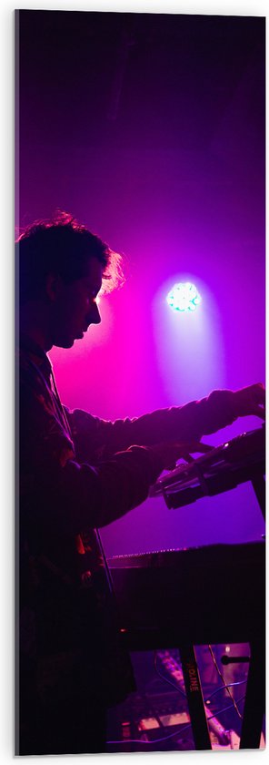 Acrylglas - Pianist op Podium in de Paarse Lampen - 30x90 cm Foto op Acrylglas (Met Ophangsysteem)