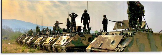 Dibond - Soldaten op Tanks in het Veld - 90x30 cm Foto op Aluminium (Met Ophangsysteem)