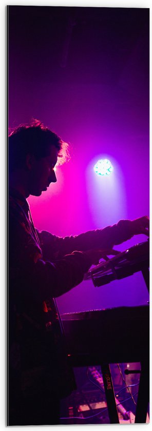 Dibond - Pianist op Podium in de Paarse Lampen - 30x90 cm Foto op Aluminium (Met Ophangsysteem)