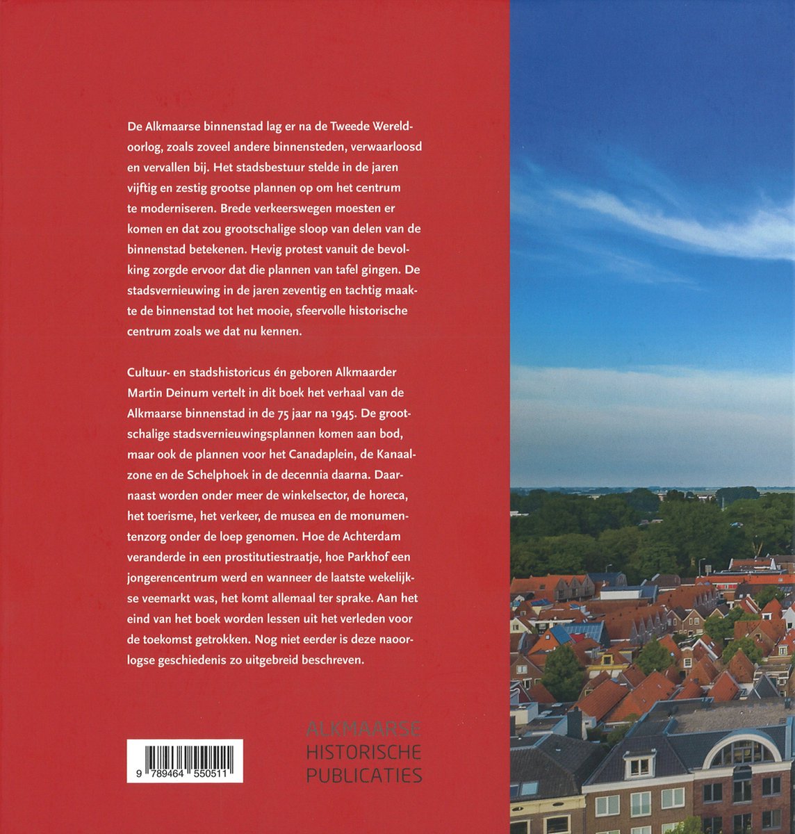 Achterkant van het boek 'Binnenstad in beweging Alkmaar 1945-2020'. Met tekst over de geschiedenis van Alkmaar en de uitgever.