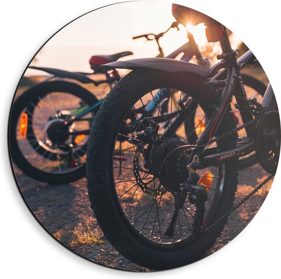 Dibond Muurcirkel - Wielen van Racefietsen tijdens de Zonsondergang - 40x40 cm Foto op Aluminium Muurcirkel (met ophangsysteem)