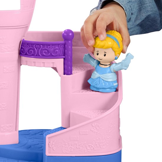Kind met hand speelt met prinses Cinderella op een roze trap bij een paars Little People kasteel.