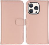 Selencia Hoesje Geschikt voor iPhone 15 Pro Hoesje Met Pasjeshouder - Selencia Echt Lederen Bookcase - roze