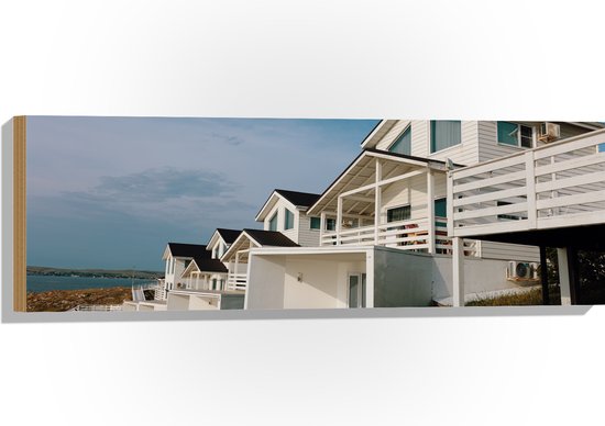 Hout - Vakantiehuisje aan het Water - 90x30 cm - 9 mm dik - Foto op Hout (Met Ophangsysteem)