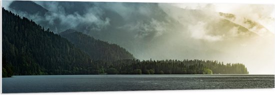 PVC Schuimplaat - Mist - Wolken - Bomen - Bossen - Bergen - Zee - Water - Oceaan - 150x50 cm Foto op PVC Schuimplaat (Met Ophangsysteem)