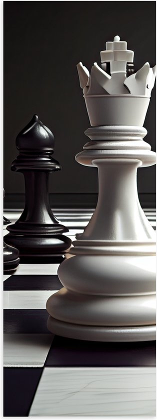 Poster Glanzend – Zwarte Schaakstukken om Witte Koning op Schaakbord (Zwart-wit) - 20x60 cm Foto op Posterpapier met Glanzende Afwerking